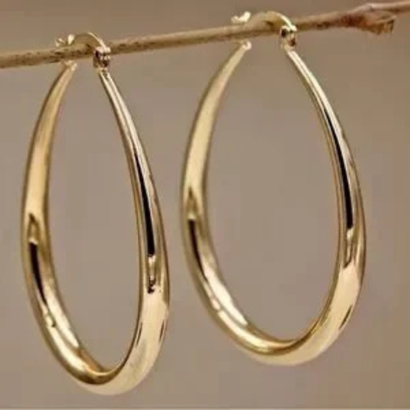 Jewelry - Smooth Gold Oval Hoop Earrings